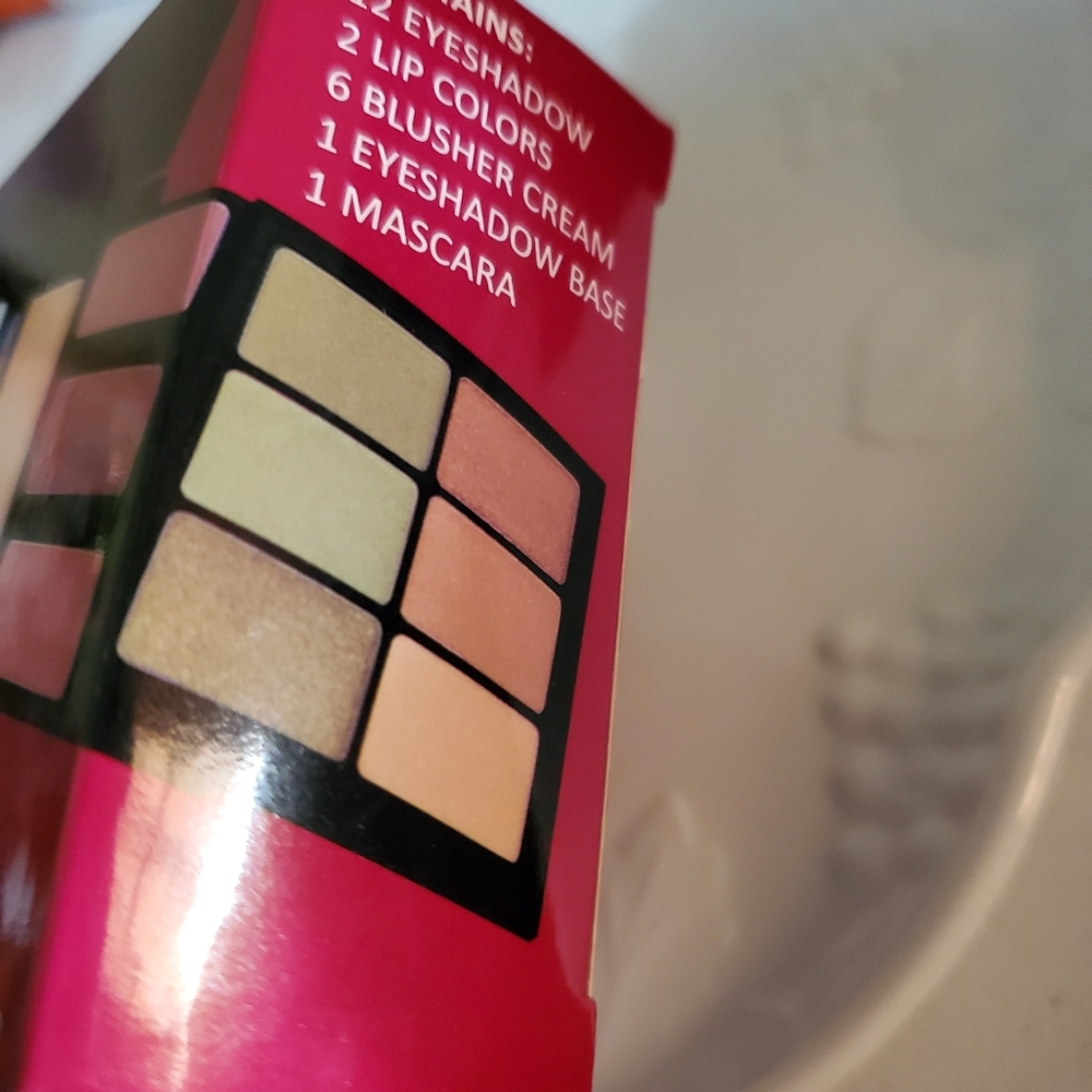 Malibu Glitz Multi-Color Makeup Palette Case - Picture 5 of 8